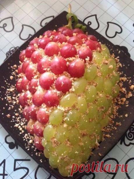 Салат "Тиффани"

Ингредиенты:

Продукты на 8-10 порций:
Куриное филе-2 шт.
Яйца-3 шт.
Твердый сыр-100-150 гр.
Грецкие орехи-0,5 стакана
Виноград-300-400 гр.
Карри-1-3 чайные ложки
Майонез
Лимон

Приготовление:

Куриное филе промываем, нарезаем небольшими кусочками, не более 1 см.Часто после обжарки филе становится сухим. Поэтому замаринуем порезанные кусочки в соке лимона. Выжимаем половинку лимона и хорошо перемешиваем. Оставляем минимум на полчаса. Нараезать и замаринова...