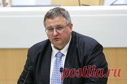 Вице-премьер Оверчук оценил встречу в Госдепе. Вице-премьер России Алексей Оверчук прокомментировал встречу в Госдепе с первым заместителем госсекретаря США Уэнди Шерман. Оверчук, выходя из здания министерства, на вопрос журналистов о том, как прошла беседа, ответил: «отлично». Ведомство он покинул в сопровождении посла России в США Анатолия Антонова.