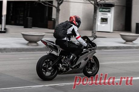 Колумбиец на мотоцикле украл сумку у россиянки и уехал в магазин за марихуаной. Колумбиец на мотоцикле украл сумку с деньгами и драгоценностями у российской туристки на Пхукете. Пострадавшая обратилась в полицейский участок Патонга. Стражи правопорядка провели расследование и задержали подозреваемого, который после совершения преступления уехал в магазин марихуаны.