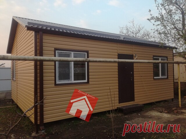 Домик размером 6х7,5м( 45м²). Наружная отделка-виниловый сайдинг фирмы Дёкке. Водосточная система, снегозадержатели. Внутренняя отделка - гипсокартон (черновой). Проведена внутренняя электрика. Сделана разводка канализации и водоснабжения. Толщина утепления стен минватой 100 мм, потолок утеплен минватой толщиной 150 мм, пол утеплен пеноплексом толщиной 50 мм. В межкомнатных перегородках, для шумоизоляции уложена  минвата толщиной 50 мм. Окна металлопластиковые, с поворотно...