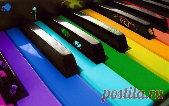 ...Жизнь не бывает с черно-белой полосой...,Она как радуга...всегда у нас цветная...,Лишь,только мы,своею собственной рукой,Стираем краски!...Только черный добавляя....