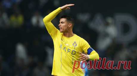 Роналду подтёрся шарфом «Аль-Хиляля» после поражения и кинул его болельщикам соперника. Португальский нападающий «Аль-Насра» Криштиану Роналду совершил неуважительный жест к символике «Аль-Хиляля». Читать далее