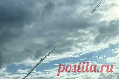 Очевидцы сообщили о взрывах в небе над Ростовской областью. Очевидцы сообщили о взрывах в небе над Ростовом-на-Дону, Азовом и в районе села Чалтырь Ростовской области. В свою очередь, губернатор Ростовской области Василий Голубев сообщил, что в Азовском районе региона была поражена еще одна ракета. Информация о пострадавших и разрушениях пока не поступала.