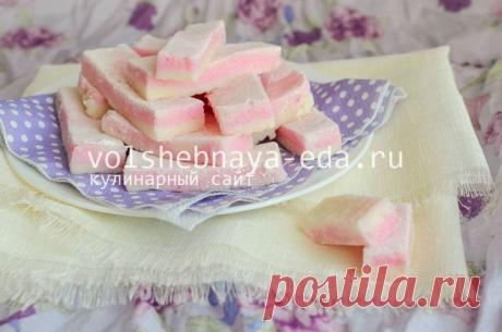 / Для приготовления яблочной пастилы вам понадобится: 
-- яблоки 4 штуки,   --  сахар 410 грамм,  --  вода 60 грамм,  
-- белок яйца 10 грамм,  -- агар 4 грамм, --  ванилин,  
-- пищевой краситель,  -- сахарная пудра для посыпки.  
Пастила из яблок рецепт с фото. Яблочная пастила в домашних условиях | Волшебная Eда.ру