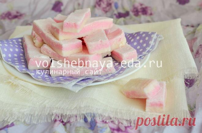 / Для приготовления яблочной пастилы вам понадобится: 
-- яблоки 4 штуки,   --  сахар 410 грамм,  --  вода 60 грамм,  
-- белок яйца 10 грамм,  -- агар 4 грамм, --  ванилин,  
-- пищевой краситель,  -- сахарная пудра для посыпки.  
Пастила из яблок рецепт с фото. Яблочная пастила в домашних условиях | Волшебная Eда.ру