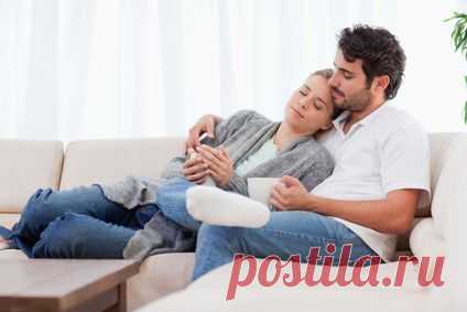 Нам легко написать виртуально: «скучаю…», 
целовать в виде смайлов, читать между строк…
А хотелось бы — просто, за чашечкой чая, 
чтоб глазами — в глаза, посидеть вечерок…