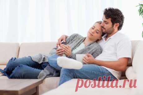 Нам легко написать виртуально: «скучаю…», 
целовать в виде смайлов, читать между строк…
А хотелось бы — просто, за чашечкой чая, 
чтоб глазами — в глаза, посидеть вечерок…