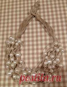 Artista Monica Bonaventura. Collana con spago riciclato con perle recuperate da altre collane