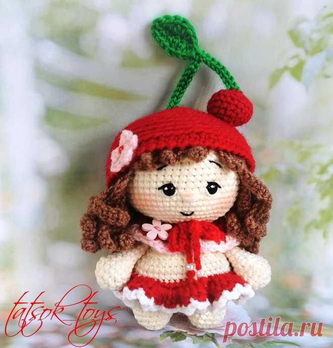 PDF Малышка Вишенка крючком. FREE crochet pattern; Аmigurumi doll patterns. Амигуруми схемы и описания на русском. Вязаные игрушки и поделки своими руками #amimore - маленькая кукла в наряде ягоды вишни, пупс в костюме вишенки, куколка, пупсик, девочка.