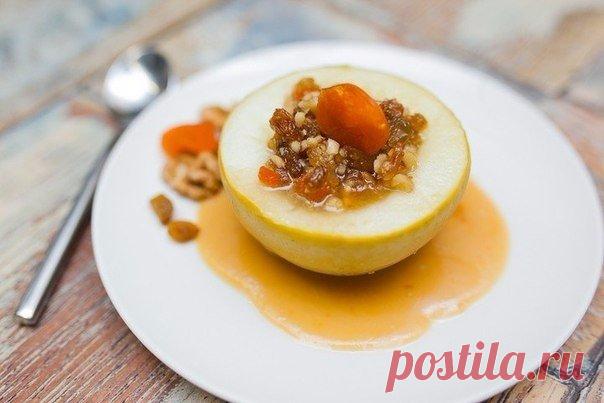 Запечённое яблоко, фаршированное сухофруктами — очень полезно и вкусно!

Ингредиенты:

Яблоки (крупные) — 2 шт.
Курага — 6 шт.
Чернослив — 6 шт.
Изюм — 2 ст. л.
Грецкий орех — 2 ст. л.
Мед — 3 ст. л.
Сахар — 6–8 ст. л.
Лимон — ½ шт.

Приготовление:

1. Яблоки разрезать пополам и чайной ложкой удалить сердцевину, чтобы получить корзинки со стенками 0,5 см
2. Курагу, изюм и чернослив измельчить. Залить кипятком. Можно залить крепкой чайной заваркой или ромом
3. Мелко нарезат...