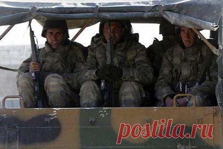 Турция призвала США к пониманию из-за возможной операции в Сирии. Министр национальной обороны Турции Хулуси Акар призвал США проявить понимание в преддверии возможной военной операции Анкары в Сирии. «США попросили нас провести переоценку. Мы передали им свои опасения и мысли и попросили их сдержать свои обещания. Мы подчеркнули, что они должны нас понять», — рассказал Акар.