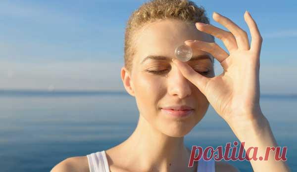 Как открыть свой третий глаз? Чтобы открыть свой третий глаз, начните с поиска спокойного места, где вы чувствуете себя комфортно. Когда вы будете готовы начать, сядьте на землю, перекрестите ноги и выберите один объект, на котором вы сможете сосредоточиться. Затем начните читать простую мантру, которую вы хотите интегрировать в свой разум, например, «я выбираю счастье». Для начала медитируйте примерно 2 минуты в день, а затем медленно увеличивайте длину своей сессии.