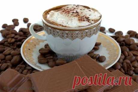 Кофейные рецепты

Кофе для Вольтера

Вольтер известен тем, что потреблял огромное количество кофе. Кто-то из знакомых пытался отговорить философа от неуемного потребления бодрящего напитка, говоря, что работа и кофе его убивают. В ответ получил поразительную фразу: «А я уже родился убитым».

  Когда дома запасы исчерпывались (а это случалось достаточно часто) Вольтер Франсуа-Мари Аруз направлялся в излюбленное кафе «Прокоп», в котором в те времена собиралась вся элита. В «...