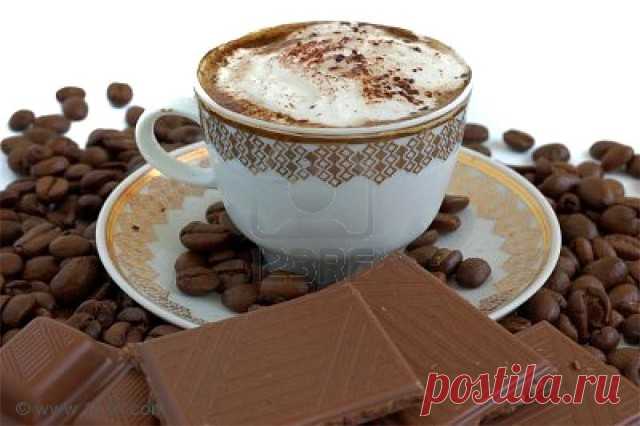 Кофейные рецепты

Кофе для Вольтера

Вольтер известен тем, что потреблял огромное количество кофе. Кто-то из знакомых пытался отговорить философа от неуемного потребления бодрящего напитка, говоря, что работа и кофе его убивают. В ответ получил поразительную фразу: «А я уже родился убитым».

  Когда дома запасы исчерпывались (а это случалось достаточно часто) Вольтер Франсуа-Мари Аруз направлялся в излюбленное кафе «Прокоп», в котором в те времена собиралась вся элита. В «...