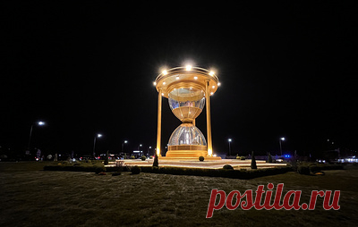 В Грозном в День города открыли символизирующие возрождение песочные часы. Скульптуру установили при въезде в город со стороны Аргуна
