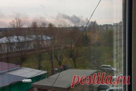 Стала известна причина смертельного пожара на заводе под Рязанью. Причиной смертельного пожара в цехе по производству пороха на заводе «Эластик» в Рязанской области стало нарушение технологического процесса, сообщили в МЧС России. Ранее стало известно, что число погибших в результате ЧП увеличилось до семи. Пожар начался рано утром в пятницу, 22 октября.