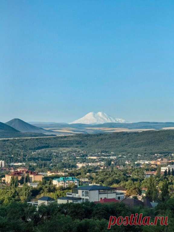 Эльбрус из окна квартиры в Пятигорске
Автор: Наталья Каретникова