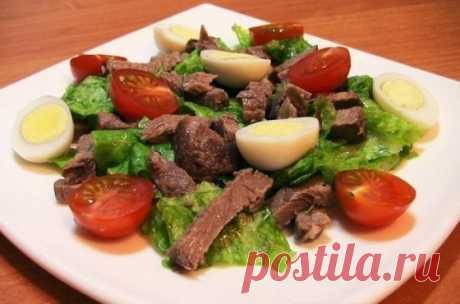Салат с говядиной, помидорами и яйцами.