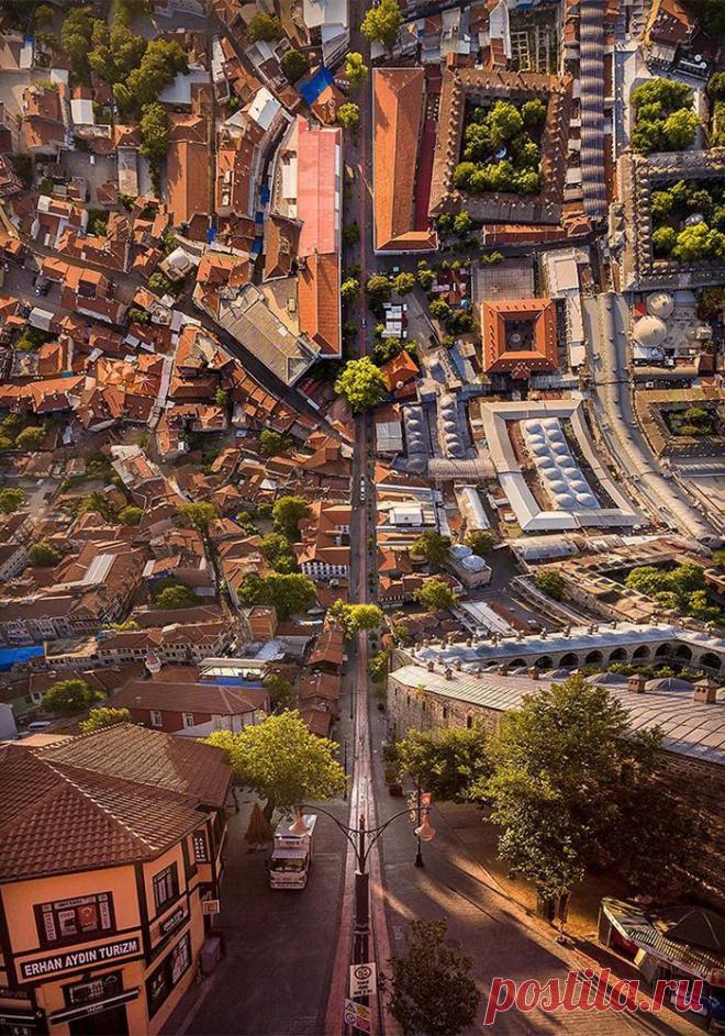 Кривая жизнь
Как ни крути, а все в этой жизни зависит от того, под каким углом на нее посмотреть. Вроде бы смотришь - ну ничего сверх-особенного вокруг тебя нет: дома, дороги, ландшафт вокруг какой-нибудь простирается. Нет никаких необычностей, загадок и полета фантазии. Скучно...

Но есть, есть еще среди нас умельцы и фантазеры, способные превратить окружающую действительность в настоящий бардак и буквально вывернуть ее наизнанку: понарошку, разумеется. Зато каков результат!