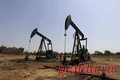 Раскрыта схема продаж нефти Россией в обход санкций. Россия нашла лазейку для поставок нефти за рубеж в обход санкций — страна продает топливо по цене ниже установленного G7 лимита, однако значительно увеличивает стоимость перевозки, тем самым не нарушая санкции и получая более высокие доходы от экспорта. Так, без перевозки нефть стоит 50 долларов, а с поставкой — 66.