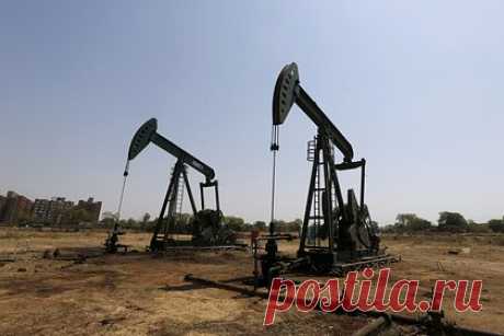 Раскрыта схема продаж нефти Россией в обход санкций. Россия нашла лазейку для поставок нефти за рубеж в обход санкций — страна продает топливо по цене ниже установленного G7 лимита, однако значительно увеличивает стоимость перевозки, тем самым не нарушая санкции и получая более высокие доходы от экспорта. Так, без перевозки нефть стоит 50 долларов, а с поставкой — 66.