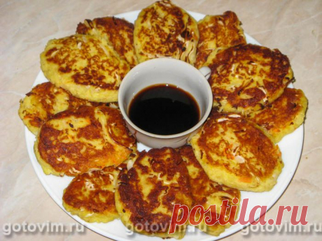 Картофельные пирожки с квашеной капустой. Рецепт с фото Кто не любит в холодную пору покушать тепленьких пирожков, да с чайком? Но что делать, когда возиться с тестом не хочется? Есть выход – картофельные пирожки. Отварили, смешали и пожарили. Вкусно и быстро. Обжаривать можно на любом растительном масле или просто запечь в духовке. Овсяную муку можно заменить кукурузной или ржаной. При желании пирожки подают с соевым соусом.

