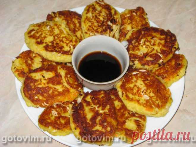 Картофельные пирожки с квашеной капустой. Рецепт с фото Кто не любит в холодную пору покушать тепленьких пирожков, да с чайком? Но что делать, когда возиться с тестом не хочется? Есть выход – картофельные пирожки. Отварили, смешали и пожарили. Вкусно и быстро. Обжаривать можно на любом растительном масле или просто запечь в духовке. Овсяную муку можно заменить кукурузной или ржаной. При желании пирожки подают с соевым соусом.

