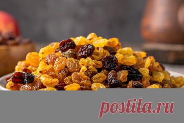 Как правильно мыть изюм, чтобы убрать всю грязь: многие совершают ошибку Сухофрукты требуют такого же тщательного мытья, как и свежие плоды, но многие хозяйки до сих пор делают это неправильно. Изюм — особенно проблемный продукт из-за своего небольшого размера и рельефной поверхности. Привычное полоскание в нескольких водах создает лишь иллюзию чистоты, смывая только