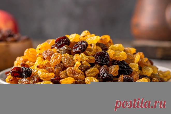 Как правильно мыть изюм, чтобы убрать всю грязь: многие совершают ошибку Сухофрукты требуют такого же тщательного мытья, как и свежие плоды, но многие хозяйки до сих пор делают это неправильно. Изюм — особенно проблемный продукт из-за своего небольшого размера и рельефной поверхности. Привычное полоскание в нескольких водах создает лишь иллюзию чистоты, смывая только