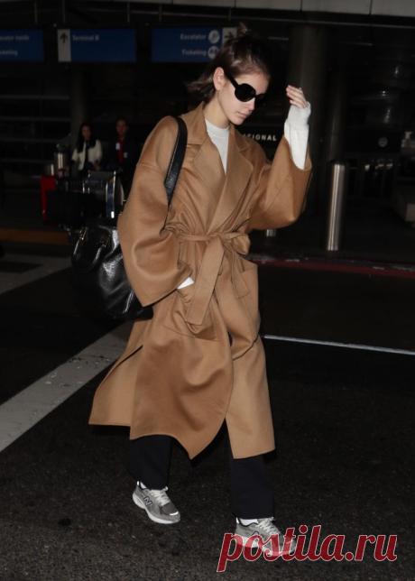 Кайя Гербер: Бежевое пальто на прогулке | VestiNewsRF.Ru