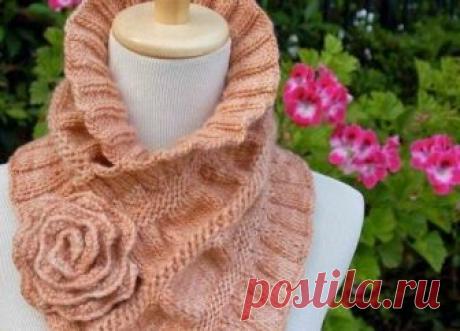 Красивый шарф-воротник с розой (Вязание спицами) Красивый шарф-воротник с розой Пряжа: Elsebeth Lavold Angora, 50 г – 83 м, 4 моточка Спицы: 5 мм или другие спицы для достижения необходимой плотности вязания. Плотность вязания: 18 петель и 26 ряд…
