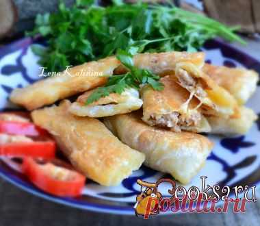 Самса слоеная с куриным фаршем и сыром, жареная на сковороде фото рецепт приготовления