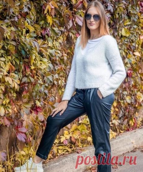 Джемпер спицами

Автор knit_is_fine
https://www.instagram.com/knit_is_fine/

Пряжа:⁣⁣⠀
1. Loro piana papiro 100% хлопок, 340м/100гр, расход 200 гр.⁣⁣⠀
2. Millefili Senca, 350м/100 гр, 50% - мохер, 20%-шёлк, 20%-па, 5%-люрекс, расход 150 гр.⁣⁣⠀
⁣⁣⠀
Спицы #6, резинки на #5. Все резинки вязала скрещёнными петлями.⁣⁣⠀

Размер в сантиметрах
Длина джемпера 52 см, ширина -51, углубила выреза - 21. Остальные размеры вы можете пересчитать по плотности вязания