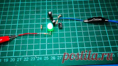 Светодиодная мигалка всего на 1 транзисторе Удивительная и редко где встречающаяся схема мигалки, которая построена всего на одном транзисторе. И транзистор в данной схеме не работает в лавинном режиме. Устройство предназначено для плавного периодического включения и выключения светодиода со скоростью примерно один цикл за две секунды. Может