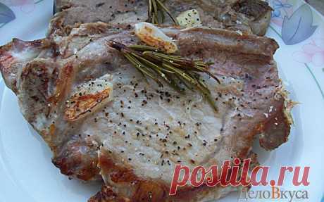 Свиные стейки с розмарином и чесноком жареные без масла
