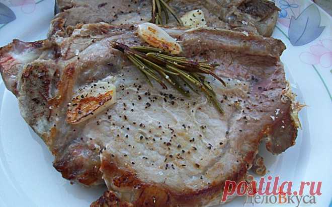 Свиные стейки с розмарином и чесноком жареные без масла