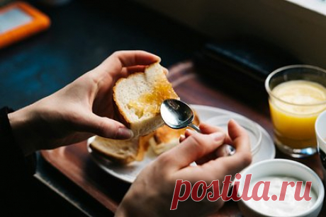 Врач назвал идеальные для завтрака блюда. Завтрак способствует улучшению работы кишечника, нормализации гормонального фона и насыщению, напомнил врач-гастроэнтеролог Олег Байо. По его словам, правильный завтрак должен содержать основные микроэлементы и прежде всего — качественные белки и жиры и сложные углеводы.