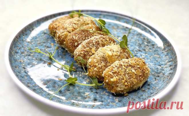 Вкуснейшие котлеты из гречки Гречневые котлеты - вкусно, полезно, дешево. Очень простой рецепт домашних котлет без мяса. Готовлю это блюдо всю неделю и моя семья просит ещё. Все продукты у вас уже есть! Невозможно не полюбить. Съедается моментально. Ингредиенты (на 6 небольших котлет): Гречка - 100 г. Вода - 200 мл...