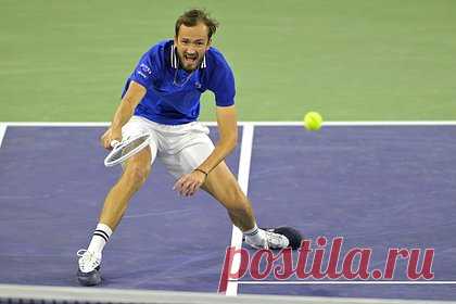Медведев вышел в полуфинал турнира ATP. Россиянин Даниил Медведев вышел в полуфинал турнира ATP в американском Индиан-Уэллсе. В 1/4 финала российский спортсмен встречался с датчанином Хольгером Руне. Игра прошла в ночь на пятницу, 15 марта, и продлилась два сета. Россиянин одержал победу со счетом 7:5, 6:4, сообщает корреспондент «Ленты.ру».