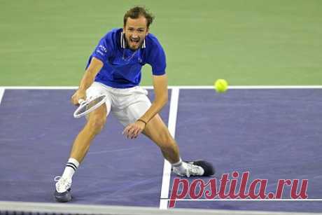Медведев вышел в полуфинал турнира ATP. Россиянин Даниил Медведев вышел в полуфинал турнира ATP в американском Индиан-Уэллсе. В 1/4 финала российский спортсмен встречался с датчанином Хольгером Руне. Игра прошла в ночь на пятницу, 15 марта, и продлилась два сета. Россиянин одержал победу со счетом 7:5, 6:4, сообщает корреспондент «Ленты.ру».