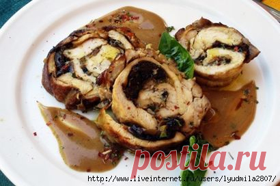 Куриный рулет с черносливом и шампиньонами