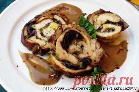 Куриный рулет с черносливом и шампиньонами