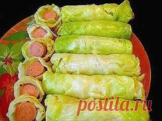 Сосиски в капусте. Новые голубцы. Вкусно и не обычно
Просто, быстро, вкусно-о-о!!! 
Дети обожают это блюдо, а мой муж просто пищит от удовольствия. Обязательно попробуйте!
В отличие от обычных голубцов возни с ними практически никакой, а вкус отменный!
Ингредиенты и способ приготовления смотрите на нашем сайте http://goldenrecipes.ru/sosiski-v-kapuste/