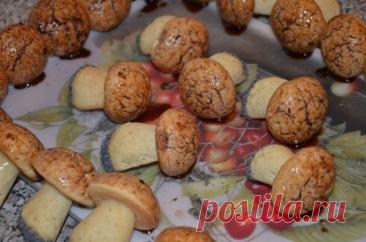 ​Печенье «Грибочки» Ингредиенты:Масло сливочное &mdash; 120 гМука &mdash; 400 гЯйцо &mdash; 1 шт.Соль &mdash; 1 щепоткаСахар &mdash; 1,75 стак.Сметана &mdash; 0,5 стак.Вода &mdash; 0,75 стак.Разрыхлитель &mdash; 1 ч. л.Крахмал &mdash; 0,5 стак.Мак &mdash; 0,5 стак.Какао &mdash; 1 ст. л.Приготовление:1. В...