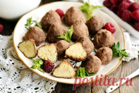 Печенье «Трюфель» – несправедливо забытый рецепт со времён СССР (а раньше его готовили почти все советские домохозяйки) Выпечка получается очень ароматной, рассыпчатой и очень вкусной.
Ингредиенты: Мука – 200 г. Сливочное масло – 100 г. Сахар – 150 г. Яйцо – 1 шт.
Сода – 0,5 ч.л. Какао-порошок – 2 ст.л. Приготовление: 1. Масло взбейте с сахаром.
2. Добавьте яйцо, соду, какао-порошок и муку.
Замесите густое тесто.
3. Формочкой для печенья вырежьте «трюфели» и выложите на противень, застеленный …