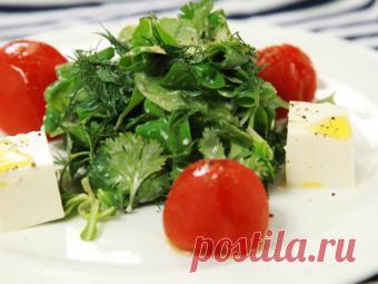 Салат с домашним сыром под соусом из ряженки, рецепт с фото от Простоквашино