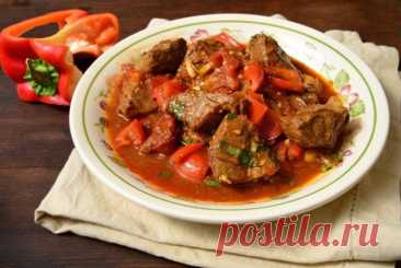 Гуляш из отварного мяса Ингредиенты:&nbsp;Отварное мясо 500 г.&nbsp; &nbsp; &nbsp; &nbsp; &nbsp; &nbsp; &nbsp; &nbsp; &nbsp; &nbsp; &nbsp; &nbsp; &nbsp;&nbsp;Морковь 1 шт.&nbsp; &nbsp; &nbsp; &nbsp; &nbsp; &nbsp; &nbsp; &nbsp;&nbsp;Лук репчатый 1 шт.&nbsp;Томатное пюре 50 г.&nbsp;Масло сливочное 50 г.&nbsp;Мука...