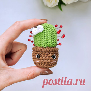 Кактусик амигуруми. Схемы и описания для вязания игрушек крючком! Бесплатный мастер-класс от @twinspsins по вязанию маленького кактусика крючком. Высота вязаной игрушки всего 7 см. Для изготовления такого кактуса в г…
