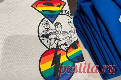 В российском магазине обнаружили одежду с запрещенной символикой ЛГБТ. Российский адвокат Андрей Баев обнаружил в магазине бренда Benetton, расположенном в Ростове-на-Дону, одежду с символикой ЛГБТ. Общественный деятель поделился кадром, на котором запечатлена толстовка с изображением супергероев DC на фоне радужных кругов. Баев разглядел в этом принте флаг ЛГБТ-сообщества.