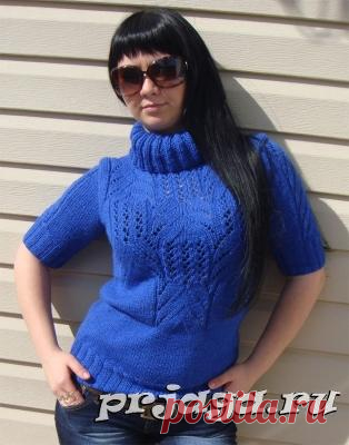 Свитер спицами с ажурной вставкой спереди